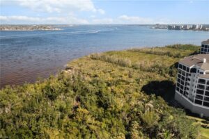 Wake up to views of the Caloosahatchee River!