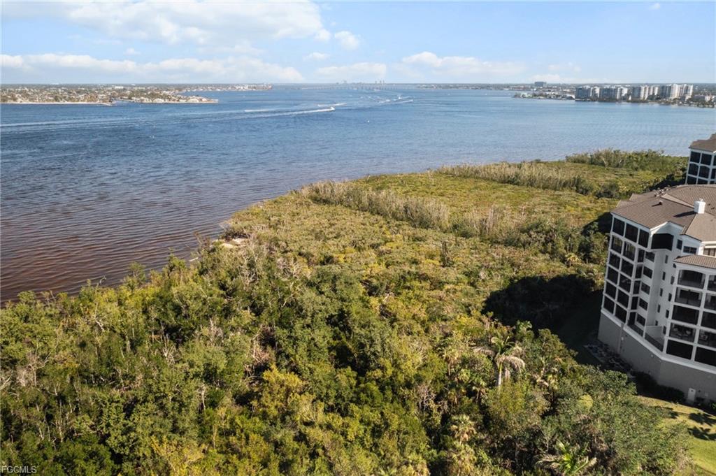 Wake up to views of the Caloosahatchee River!